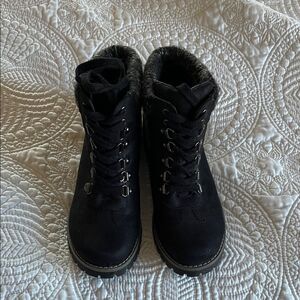 Mountain Sole Cozy Black Winter Boots Size 6 Black GUC